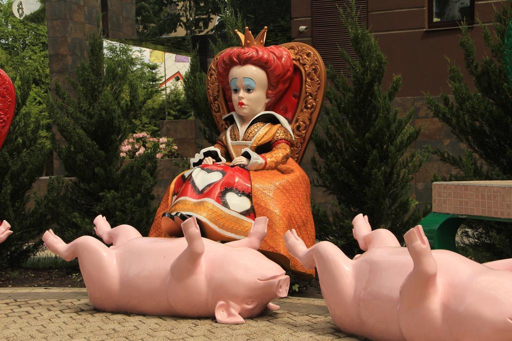 Mirotel Resort And Spa Трускавец Екстериор снимка The Queen of Hearts and her two pigs