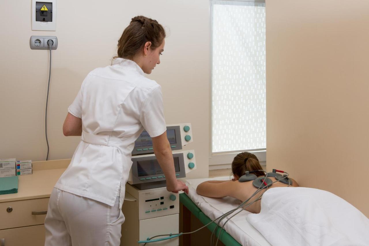 Mirotel Resort And Spa Трускавец Екстериор снимка A physiotherapist treating a patient with electrical stimulation